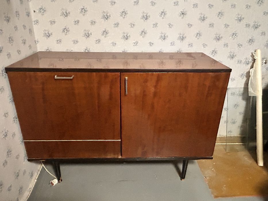 Тумбочка-комод с баром и холодильником