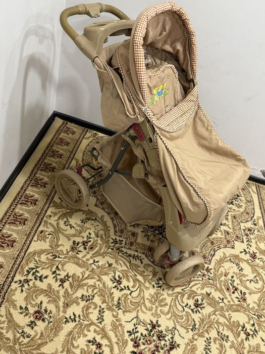 Продаётся коляска. Состояние хорошее. В комплекте есть  чехлы.