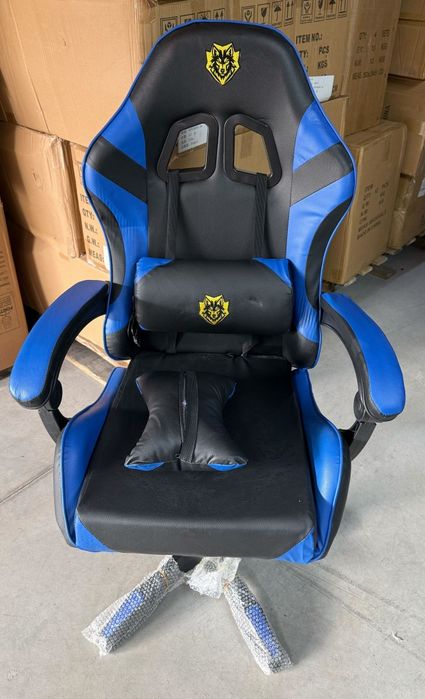 Ергономичен геймърски стол с масажна функция и поставка за крака