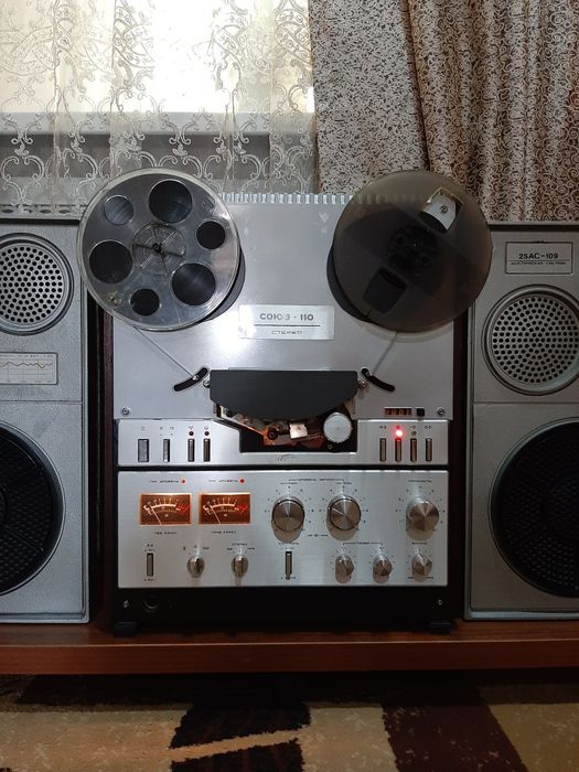 Магнитофон катушечный.