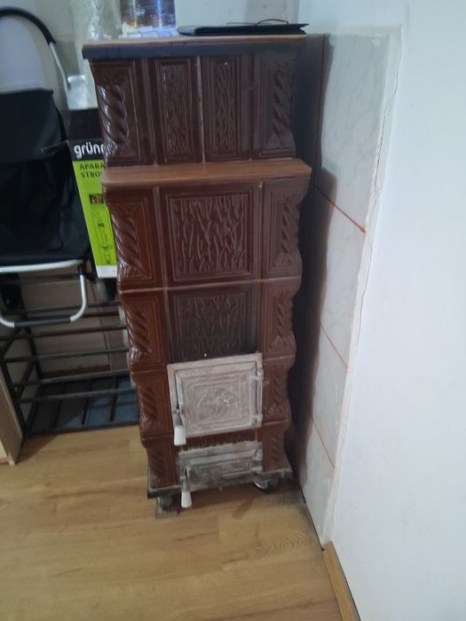 Sobă de teracotă cu roții