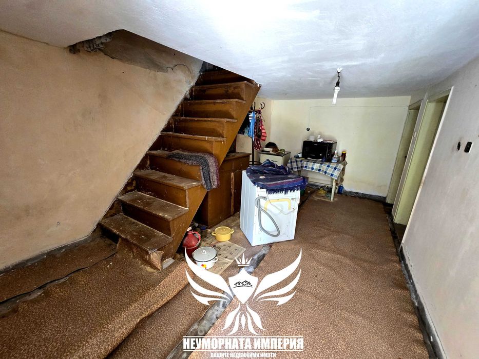 Продавам триетажна къща 150РЗП с 155кв. двор в село Малево