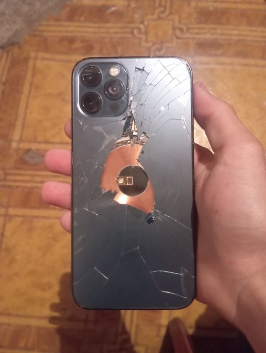 Продам срочно айфон 12