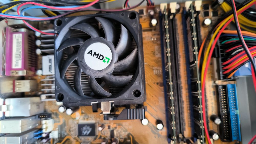 Vând unitate PC, cu Windows 7