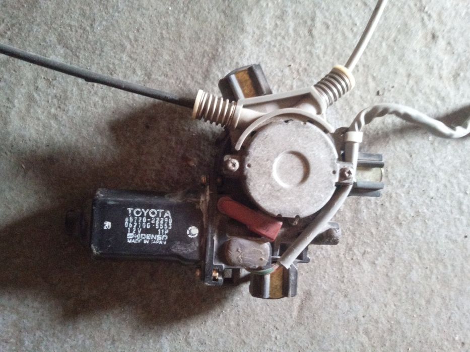 Стеклоподемник Тайота Раф 4