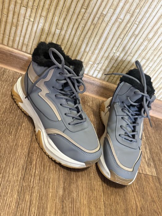 Продам теплые кроссы новые