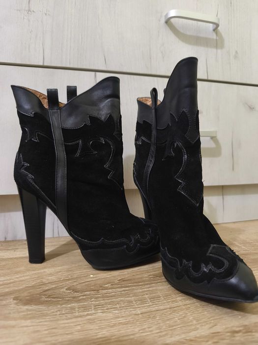 Боти с висок ток