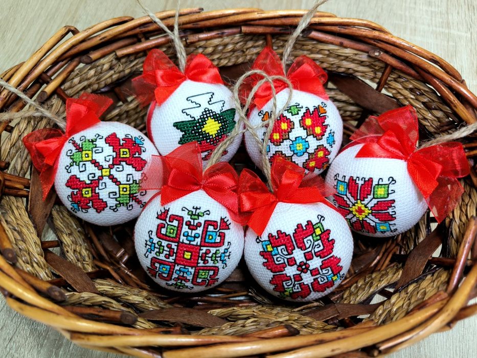 Ръчно бродирани коледени топки