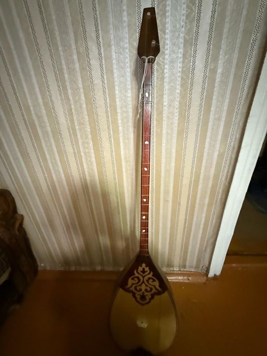 Продам музыкальный инструмент Домбыра