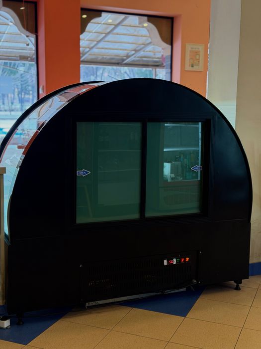 Сладкарска хладилна витрина