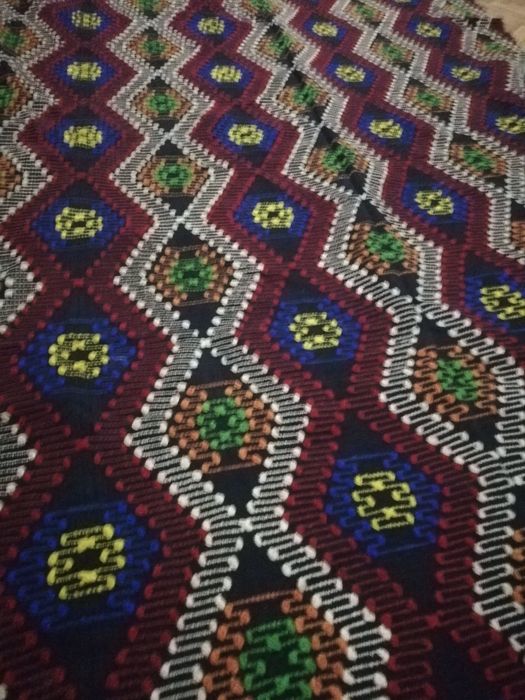 Covor din lana lucrat manual vintage