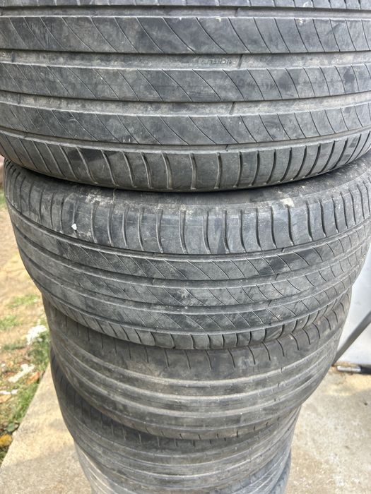 235 45 18 Goodyer si Michelin vara