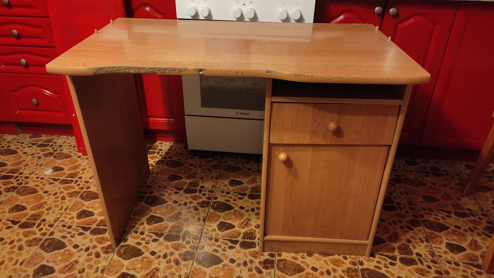 Мебель в детскую  Письменный стол