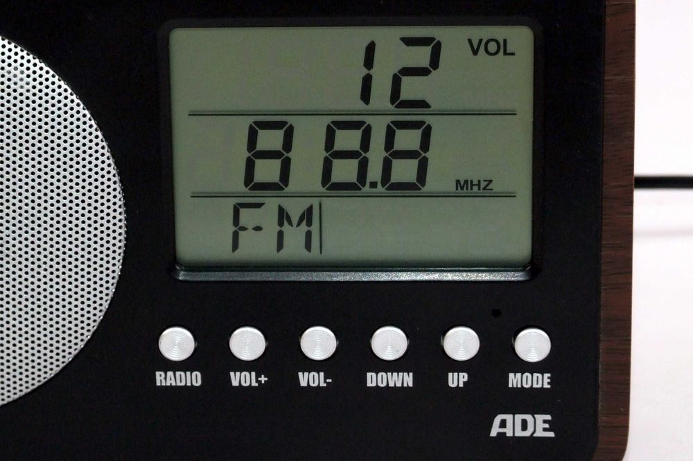Radio ADE, cautare automata, termometru, priza si baterii, IMPECABIL