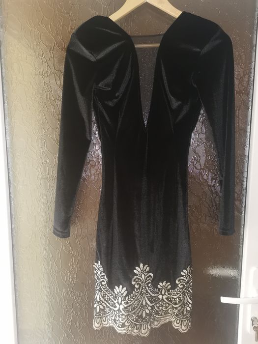 Rochie catifea cu spatele gol!
