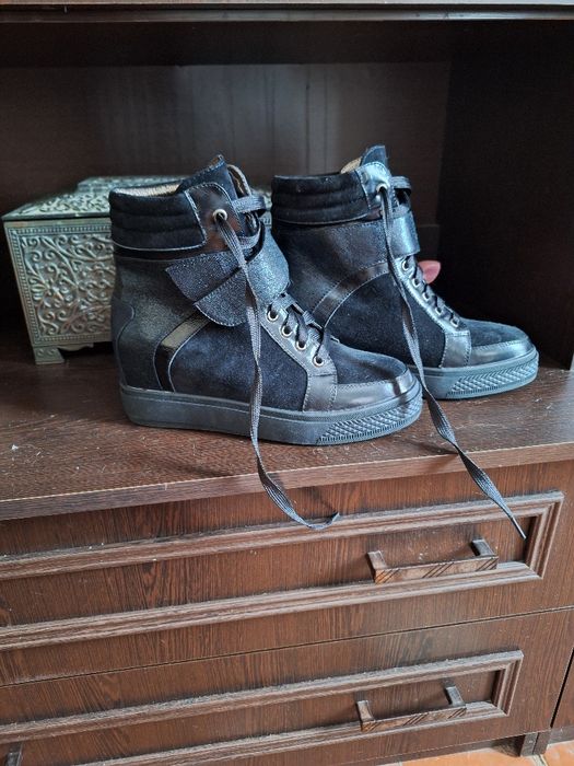 Спортивные ботинки