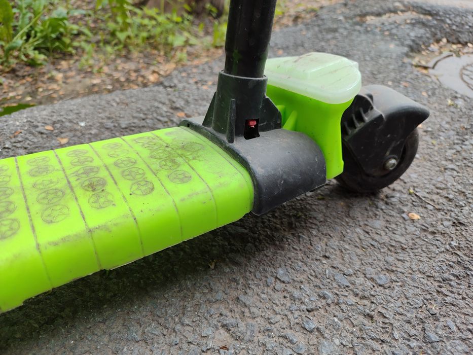 Продам яркий самокат