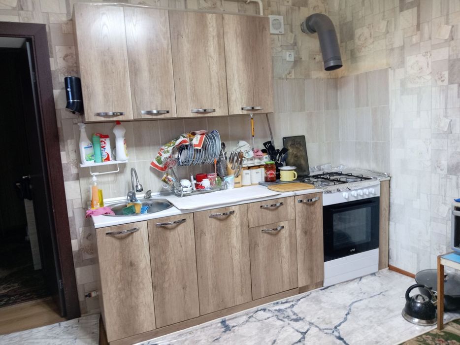 Продаю кухонный набор шкафы,газовая плита,раковина