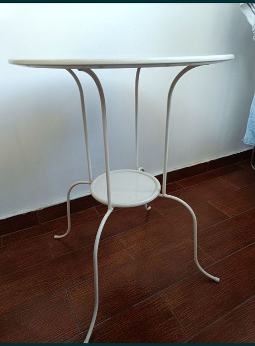 Masa alba metalică