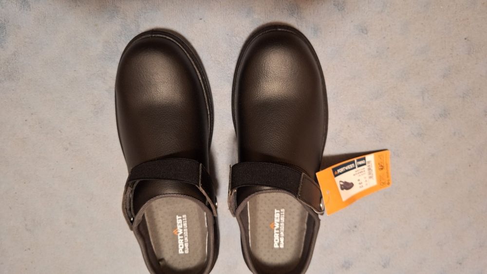 Нови работни обувки за кухня