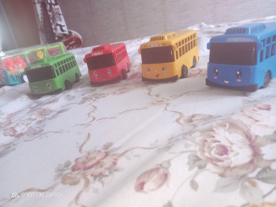 Продам машинки и автобус