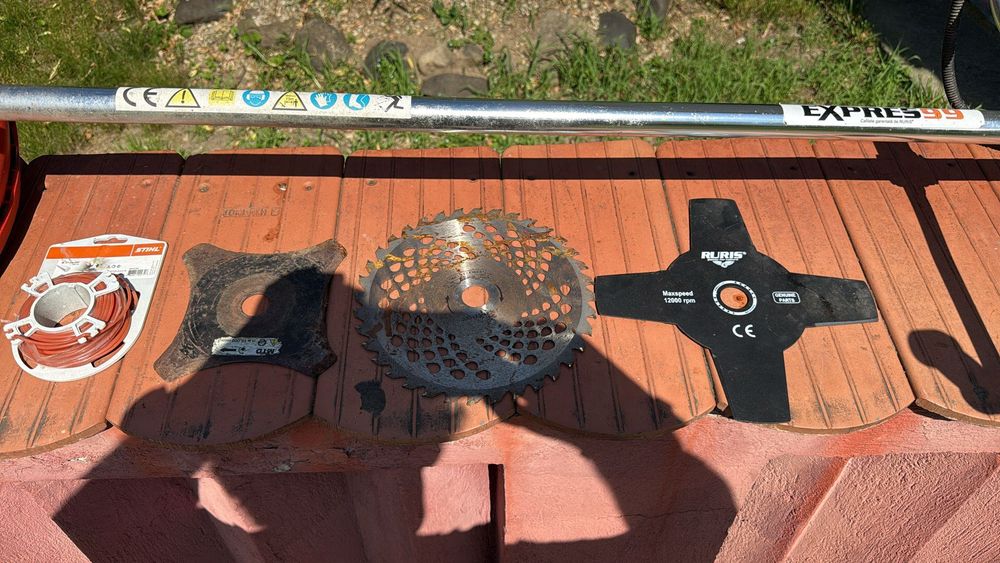 Motocoasă cu accesoriu pe roți ca mașina tuns iarba - plus diverse piese de schimb noi si lame sau capete de taiere