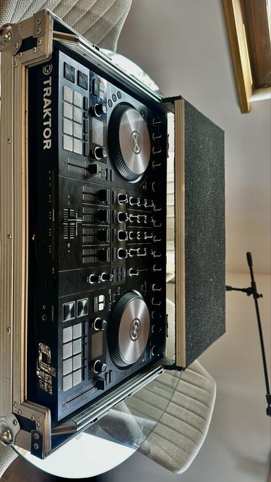 Consolă DJ Traktor s4 mk3