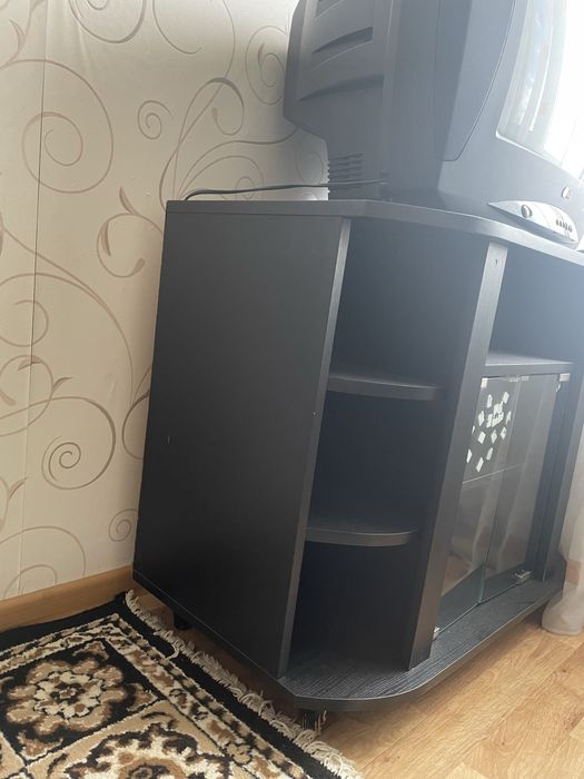 Продам тумбочку под телевизор/цветы/декор