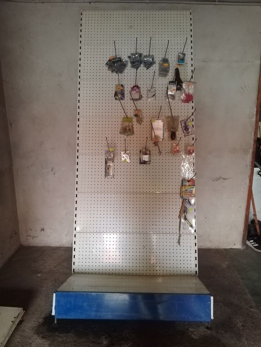 Продавам Стелаж висок