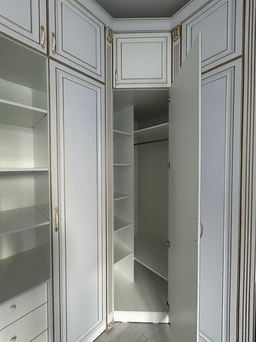 Продам угловой шкаф  МДФ в спальню б/у, в отличном состоянии1