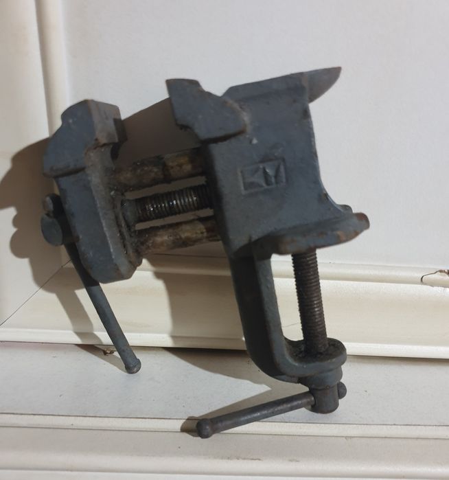 Часовникарско менгеме с наковалня и автоматични отверки