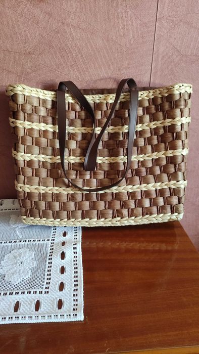 Чанта от ратан с текстилен хастар и кожени дръжки