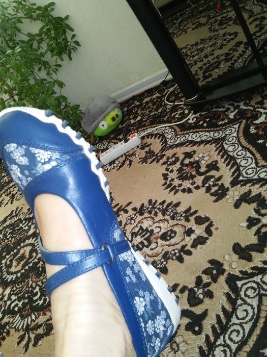 Туфли синие и белые цветочки.