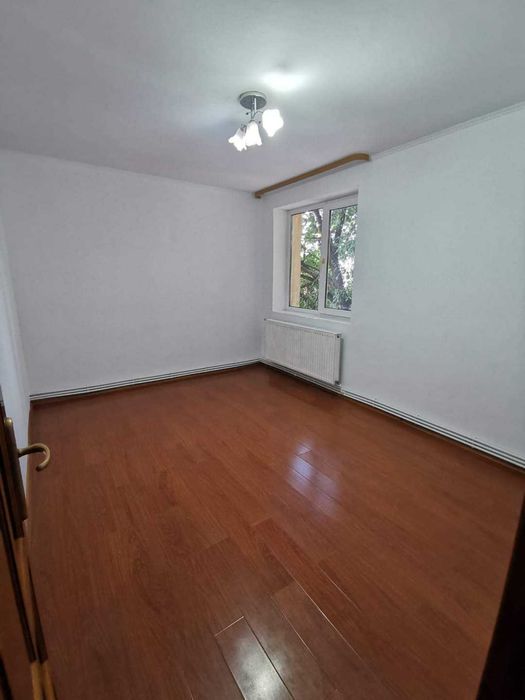 Vând apartament 2 camere. Tecuci, str. Gh. Petrascu, etaj 2