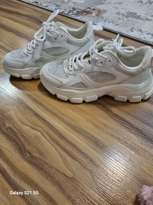 Дамски спортни обувки