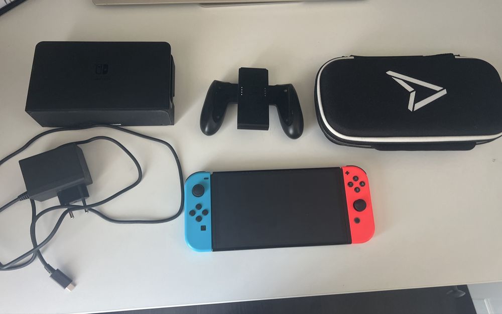 Vând nintendo swich si accesori:doc,cablu,bratari,maneta,carcasa.este oled cu tot cu acount de fortinite si sports()