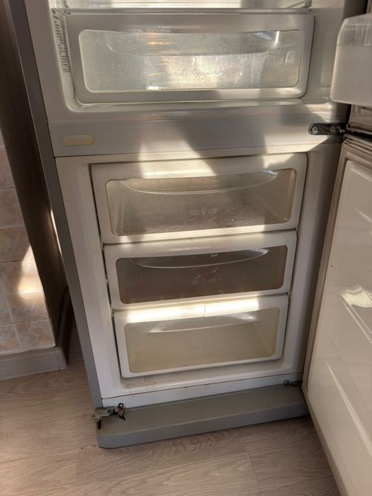 LG холодильник поодам