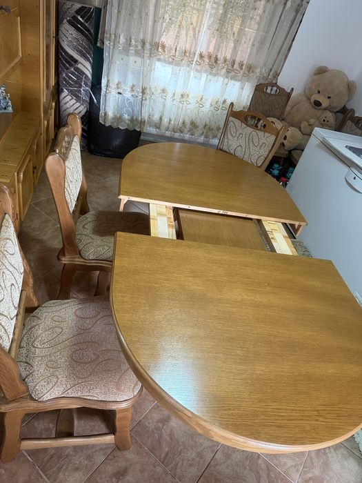 Vând masă lemn masiv de 12 persoane ,cu 6 scaune tapițate,masa este in stare foarte buna!