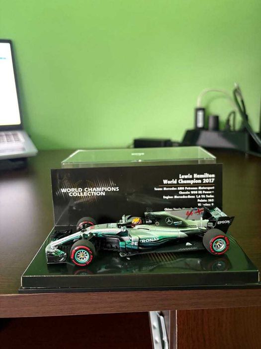 продавам колекция формула 1 на  Lewis Hamilton MINICHAMPS 1/43 Мercedes