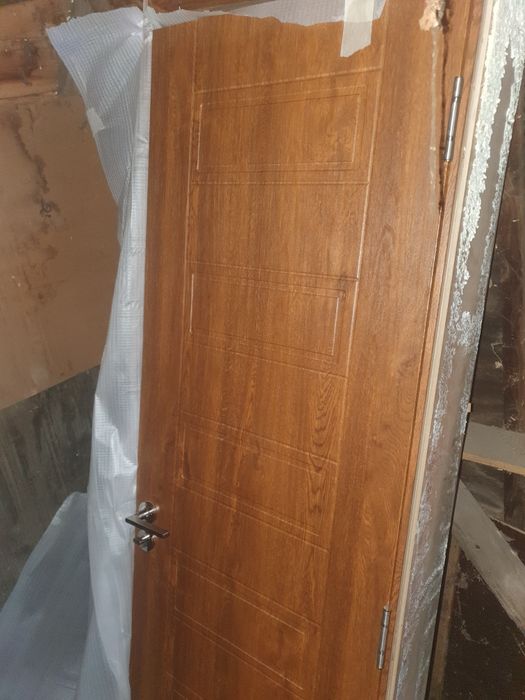 Интериорна плътна врата