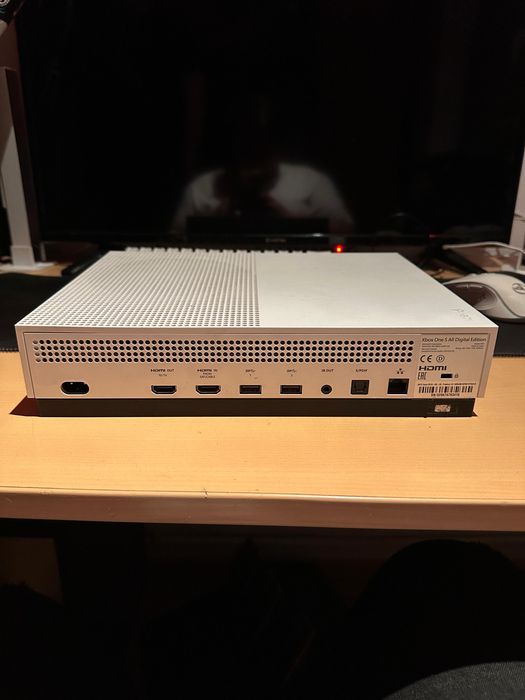 Xbox One S 1Tb  .