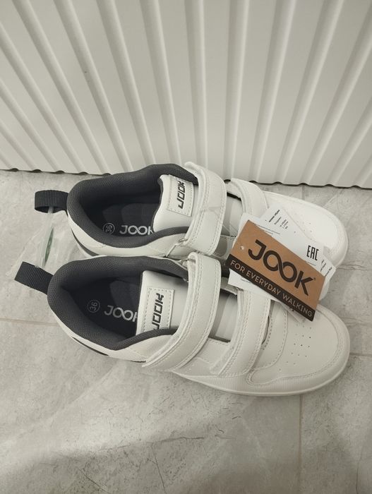 Продам кроссовки новый