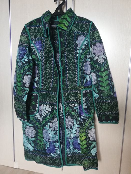 Расшитое узорами пальто/плащ
