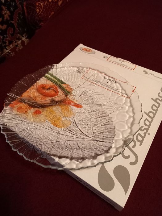 Наборы посуды, салатницы, чашки, тарелки.