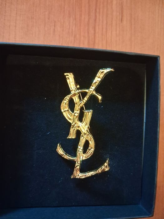 Brosa YSL deosebita