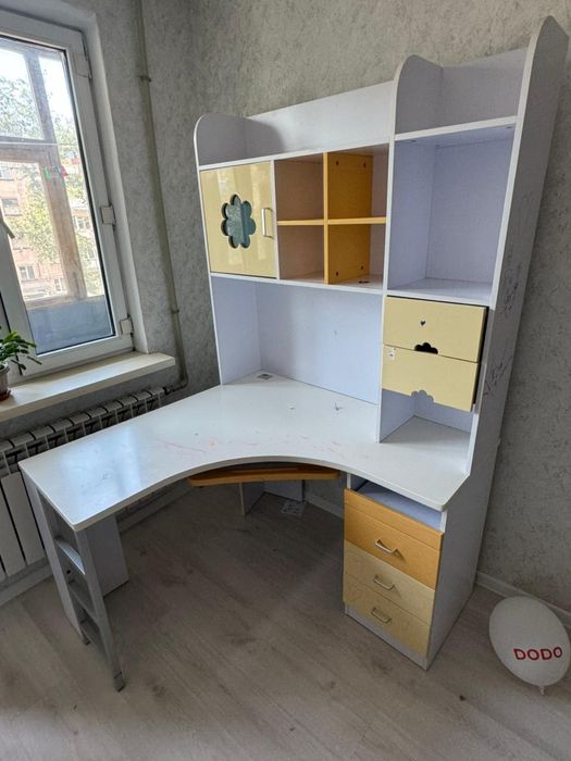 Продам компьютерный стол школьника.
