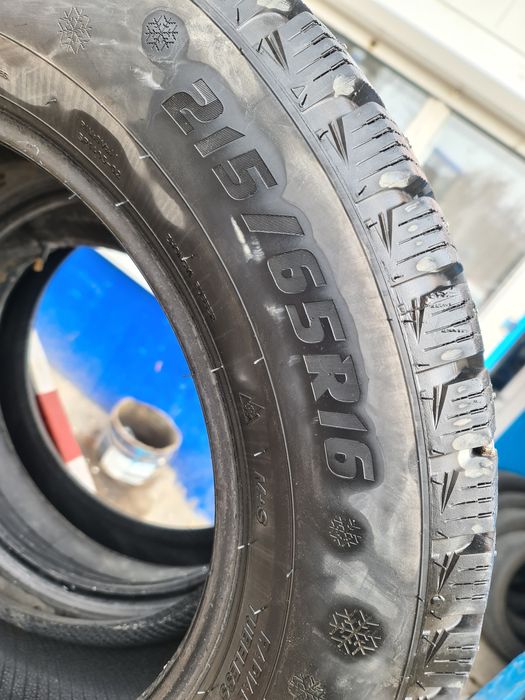 Зимние шины (215/65 R16)