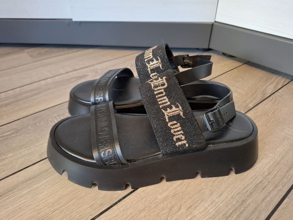Черни скандали с платформа Replay