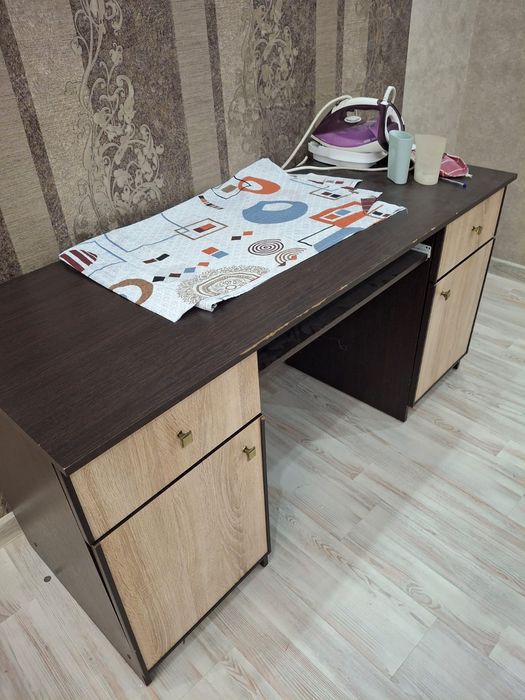 Шкаф 80 на 2 метра со столом