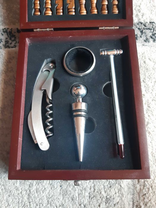 СЕТ - комплект за шах и вино (аксесоар)